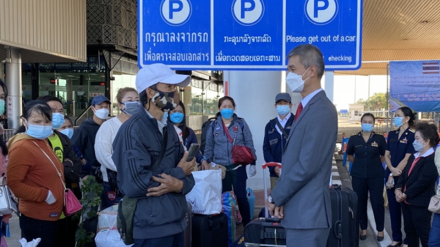 Lãnh sự quán Việt Nam tại Khon Kaen đưa đồng bào về quê đón Tết bằng đường bộ